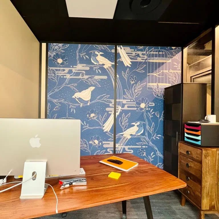 Bureau privé au papier peint bleu