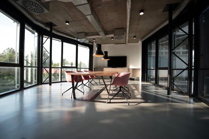 Espace lumineux des bureaux privés Juste là