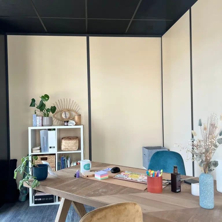 Bureau privé standard Juste Ici - espace de travail personnalisé avec mobilier en bois