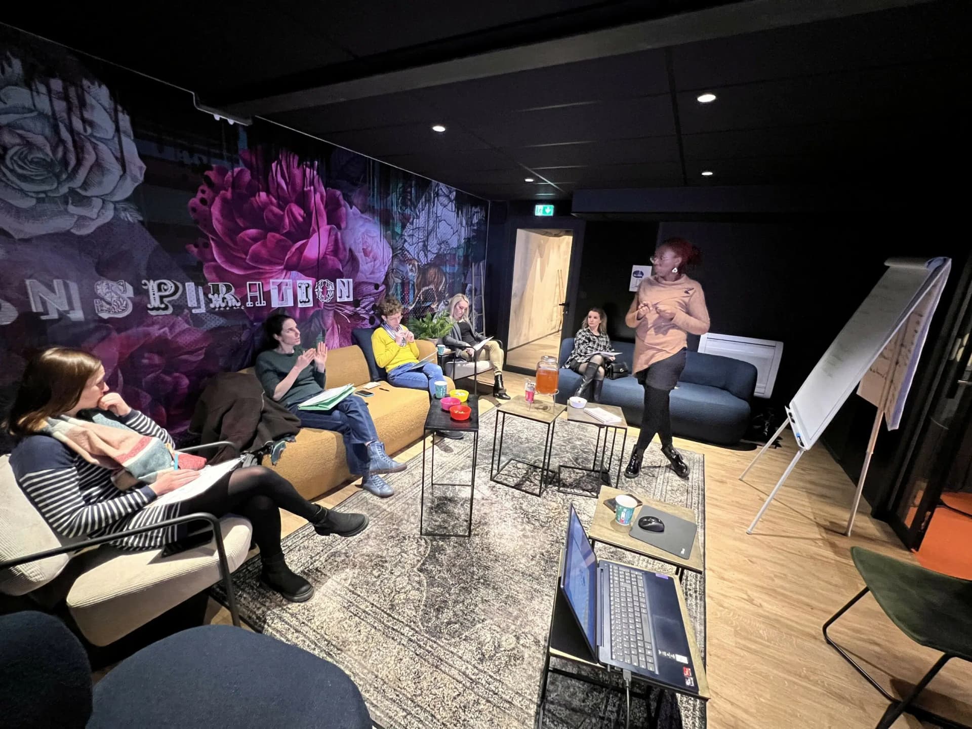 Atelier dans une salle de Juste ici